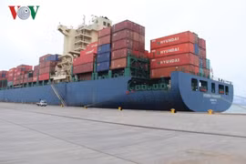 Deux premiers navires mouillent au port de Cai Lan