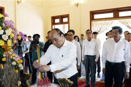 Le président offre de l’encens à la mémoire du feu le Premier ministre Vo Van Kiet