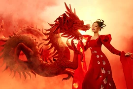 Miss Univers Vietnam 2019 Nguyen Tran Khanh Van porte l'ao dai vietnamien