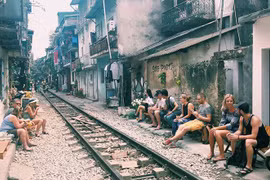 Le tourisme d’aventure le long du vieux chemin de fer à Hanoï