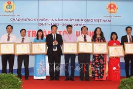 Célébrations de la Journée des enseignants vietnamiens dans l'ensemble du pays