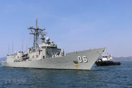 Deux navires de la Marine royale australienne en visite au Vietnam