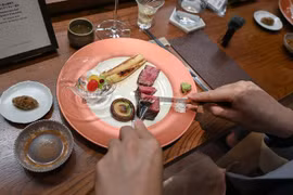 L'art de la grillade japonaise dans un restaurant étoilé Michelin rappelle le "bun cha" vietnamien