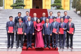 La vice-présidente Dang Thi Ngoc Thinh rencontre 12 nouveaux ambassadeurs vietnamiens à l’étranger