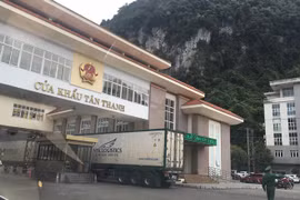 Le dédouanement reprend à la porte-frontalière Tan Thanh - Po Chai