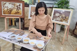 La femme qui crée des tableaux de riz