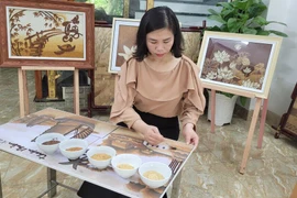 La femme qui crée des tableaux de riz