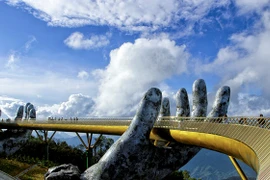 Promenade dans les nuages sur le pont d’Or à Bà Nà Hills