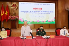Le secrétaire général du Parti Nguyen Phu Trong rencontre des électeurs à Hanoï