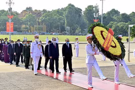 Hommage au Président Ho Chi Minh à l’occasion du 75e anniversaire de la Fête nationale