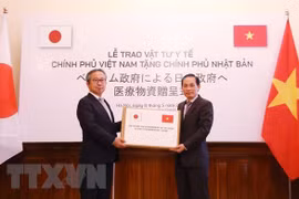 Le Vietnam remet des fournitures médicales au Japon
