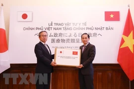 Le Vietnam remet des fournitures médicales au Japon