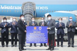 Remise de vaccin et de matériels médicaux anti-COVID-19 au Vietnam