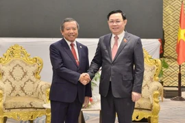 Vuong Dinh Hue rencontre le ministre lao des Télécommunications et de la Communication