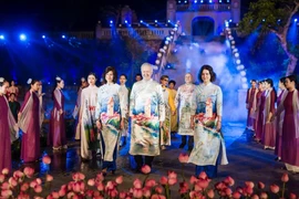 Un défilé de "Ao dai" présenté par les ambassadeurs de nombreux pays