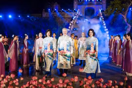 Un défilé de "Ao dai" présenté par les ambassadeurs de nombreux pays