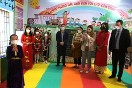 Une bibliothèque offerte par l’ambassade d’Israël aux écoliers à Hà Giang
