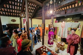 Des Ao Dai de la dynastie des Nguyen en exposition à Thua Thien-Hue