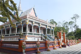 Une pagode khmère parée de tessons de céramiques multicolores à Soc Trang