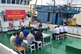 Le bateau de pêche QB-98065TS en détresse est arrivé en toute sécurité à terre 