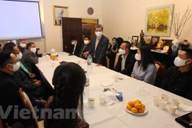 Remise des masques à la communauté des Vietnamiens au Royaume-Uni