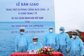 COVID-19 : Le Vietnam fait don de fournitures médicales à la Marine royale cambodgienne