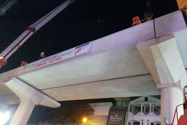Achèvement de la dernière poutre en béton de l'embranchement aérien Nhon - gare de Hanoï