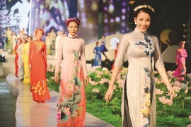 Le spectacle "Quintessence de l'Ao dai vietnamien" à Hanoï