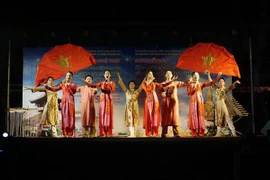 Un programme artistique à Vientiane louant les relations d’amitié Vietnam - Laos