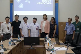 COVID-19 : le PNUD remet des robots à l’Hôpital national des maladies tropicales