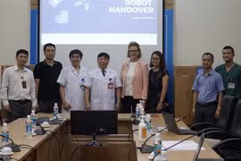COVID-19 : le PNUD remet des robots à l’Hôpital national des maladies tropicales