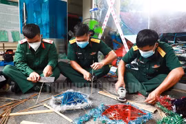 Des soldats fabriquent des lanternes pour les enfants à l’épicentre du COVID-19