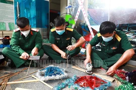 Des soldats fabriquent des lanternes pour les enfants à l’épicentre du COVID-19