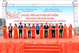 Vinh Phuc : exposition d'affiches pour célébrer les 90 ans du Parti communiste vietnamien