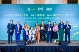 Remise du prix des anciens élèves vietnamiens faisant des études en Australie à six personnes