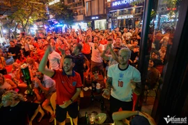 Football : garden party à la maison de l'ambassadeur britannique suite à la victoire du Royaume-Uni