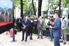 Vernissage d’une exposition de photos sur le Vietnam au Mexique