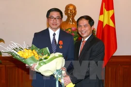 L’ambassadeur singapourien décoré de l’Ordre de l’Amitié