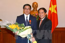L’ambassadeur singapourien décoré de l’Ordre de l’Amitié