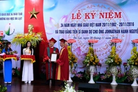 Un Viêt kiêu devient docteur honoris causa de l’Université de Dà Lat