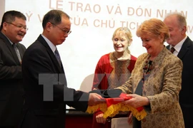  L’ambassade du Vietnam en France reçoit un objet souvenir d'Hô Chi Minh 