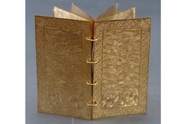 Exposition de livres en métal de la dynastie des Nguyên