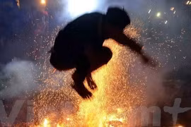 Festival de la danse du feu des Pà Then