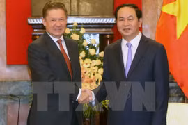 Le président du groupe russe Gazprom reçu par des dirigeants vietnamiens