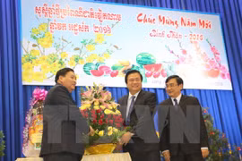 Des responsables cambodgiens formulent leurs vœux du Têt à Long An