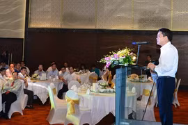 Hanoï : rencontre avec les chefs d'organes de représentation du Vietnam à l'étranger