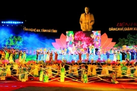 Festival du chant folklorique "vi" et "giam" de Nghê Tinh 2016