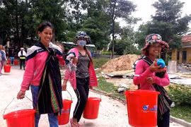 Remise de produits d'hygiène à des femmes pauvres de Kon Tum