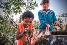De l'eau potable pour les enfants défavorisés