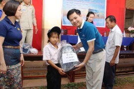 Vietnam Airlines : remise de bourses scolaires à des enfants handicapés laotiens
